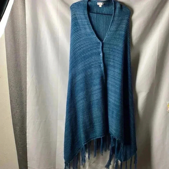 LULAROE WOMENS CROCHET LOOK BLUE PONCHO 4 BUTTON FRONT ONE SIZE FITS MOST - Picture 2 of 9